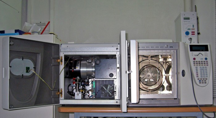 A somewhat shiny gas chromatography-mass spectrometry (GC-MS) setup for analysis of volatile chemicals (photo: Polimerek/Wikimedia Commons)