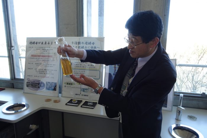 Kenji Suzuki with cultured yeast