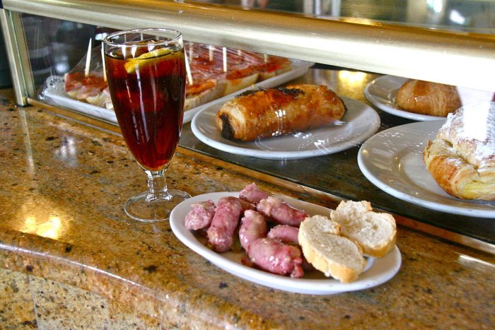 Tapas: Vermut with chicken sausage (photo: Tamorlan, Wikimedia commons)