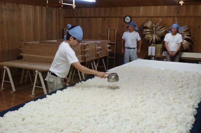 Sprinkling koji on the sake